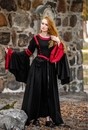Robe Isolda - Noire et rouge à capuche