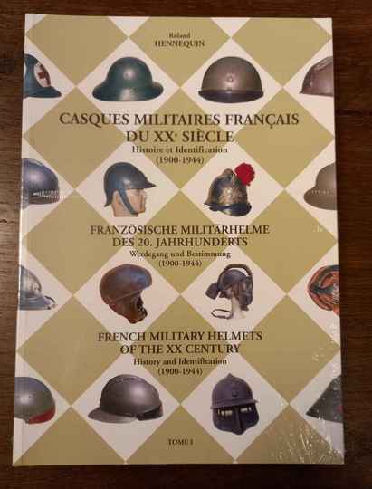 Casques militaires français du XXème siècle. 1900-1944. Histoire et identification. Roland Hennequin. Tome 1. En 3 langues