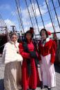 Manteau rouge long, de femme à brandebourgs