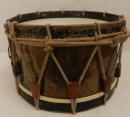 Tambour ancien peau abimée, avec baudrier cuir