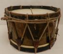 Tambour ancien peau abimée, avec baudrier cuir