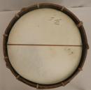 Tambour ancien peau abimée, avec baudrier cuir