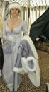 Tenue grise pour femme : robe, coiffe et manteau
