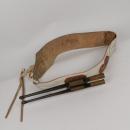Tambour peint aux couleurs nationales, avec baudrier surpiqué à la grenade, garni de ses baguettes.