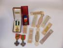 Lot décorations : 2 croix de guerre 1939, 1 médaille troupes aéroportées+ 2 décorations civiles+ rubans de boutonnières