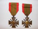 Lot décorations : 2 croix de guerre 1939, 1 médaille troupes aéroportées+ 2 décorations civiles+ rubans de boutonnières
