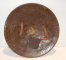 Bouclier de théâtre orange bordé d'une frise à la grecque
