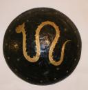 Bouclier de théâtre style grec, noir orné d'un serpent
