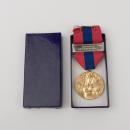 Lot décorations : 2 croix de guerre 1939, 1 médaille troupes aéroportées+ 2 décorations civiles+ rubans de boutonnières