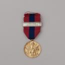 Lot décorations : 2 croix de guerre 1939, 1 médaille troupes aéroportées+ 2 décorations civiles+ rubans de boutonnières
