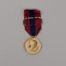 Lot décorations : 2 croix de guerre 1939, 1 médaille troupes aéroportées+ 2 décorations civiles+ rubans de boutonnières