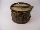 Tambour ancien sans marquage avec ses baguettes et baudrier blanc + trompette
