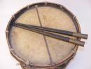 Tambour ancien sans marquage avec ses baguettes et baudrier blanc + trompette