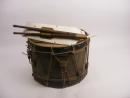 Tambour ancien sans marquage avec ses baguettes et baudrier blanc + trompette