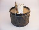 Tambour ancien sans marquage avec ses baguettes et baudrier blanc + trompette