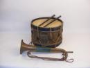 Ensemble tambour avec baguettes et trompette de cavalerie