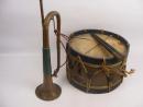 Ensemble tambour avec baguettes et trompette de cavalerie