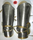 Jambières Churburg - XIVe siècle - Renfort en acier et laiton gravé - La paire