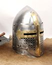 Heaume Pain de sucre à visière - XIVe siècle - croix en laiton