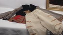 Ensemble mousquetaire enfant: soubreveste, culotte et surbottes beiges+ catalogue d'exposition Masaru Sakuraba