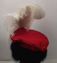 Toque empanachée bordée de fourrure
