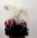 Toque empanachée bordée de fourrure