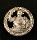 Broche Bibendum Michelin 1903, Le pneu Michelin boit l'obstacle