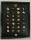 30 boutons anciens de l'Empire à nos jours, dans leur cadre. 