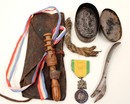 Lot petits objets du poilu, miroir, rasoir, allumettes.... WWI+ masque tricolore