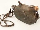 Lot vestiges de la Grande Guerre: casque, gourde, obus, cartouchière , gamelle + masque tricolore