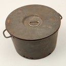 Lot vestiges de la Grande Guerre: casque, gourde, obus, cartouchière , gamelle + masque tricolore
