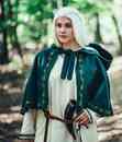 Chaperon du moyen age Hilde brodé en laine 