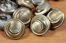 Boutons aux croissant couleur laiton - 15 mm - L'unité