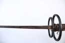 Lot 2 fleurets + épée de duel à plateau quadrillé et repercé, sans la garde de fleuret ouvragée