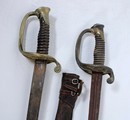 lot: 2 Sabres d'officier d'infanterie type 1845/1855 + housse de camouflage de fourreau Grande Guerre