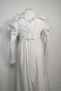 Robe chemise et spencer blanc.