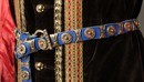 Belles et longues ceintures à motifs de métal sur cuir de couleur