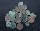Lot de pièces époque romaine : 41 anciennes en bronze + 2 copies