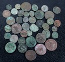 Lot de pièces époque romaine : 41 anciennes en bronze + 2 copies