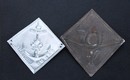 Lot de 2 plaques de shako : garde chiourme restauration et 4e reg. de chasseur.