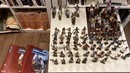 Lot de 57 piétons et 16 cavaliers Empire (avec présentoir) des éditions Atlas + fascicules de l'ensemble de la série sous 5 classeurs 