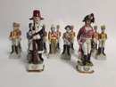 Lot de 15 figurines en biscuit, dont 2 en porcelaine.