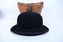Chapeau melon ancien, taille 59, état neuf, dans sa belle boîte de cuir. 