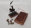 Lot Jeanne d'Arc: statuette + missel + 10 boutons 