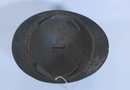 Casque Adrian d'infanterie, WWI, intérieur incomplet avec 2 médailles.