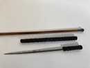 Lot: stylet dissimulé dans un nerf de boeuf et canne à pommeau de pierre verte