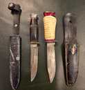 Lot 2 couteaux, fourreau cuir et fourreau des HJ.