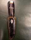 Lot 2 couteaux, fourreau cuir et fourreau des HJ.
