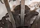 Lot de 3 épées de décoration sur bouclier de bois sculpté