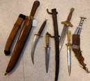 Lot de 6 couteaux Afrique et divers + un fourreau